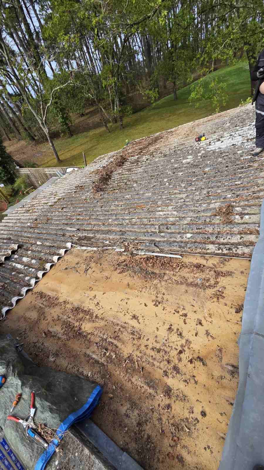 Pose d'une toiture acier à Léognan